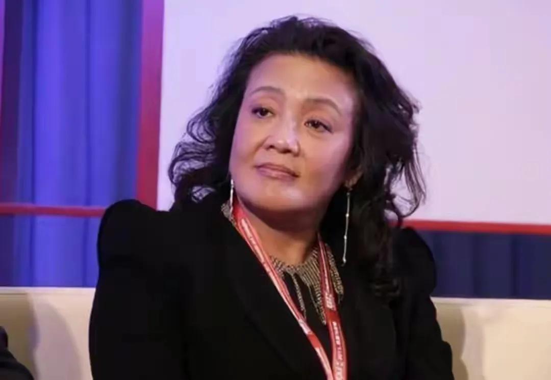 张兰被曝光拖欠员工90万工资，原来是运营孟贺团队离职，直播曝光张兰拖欠他们工资。