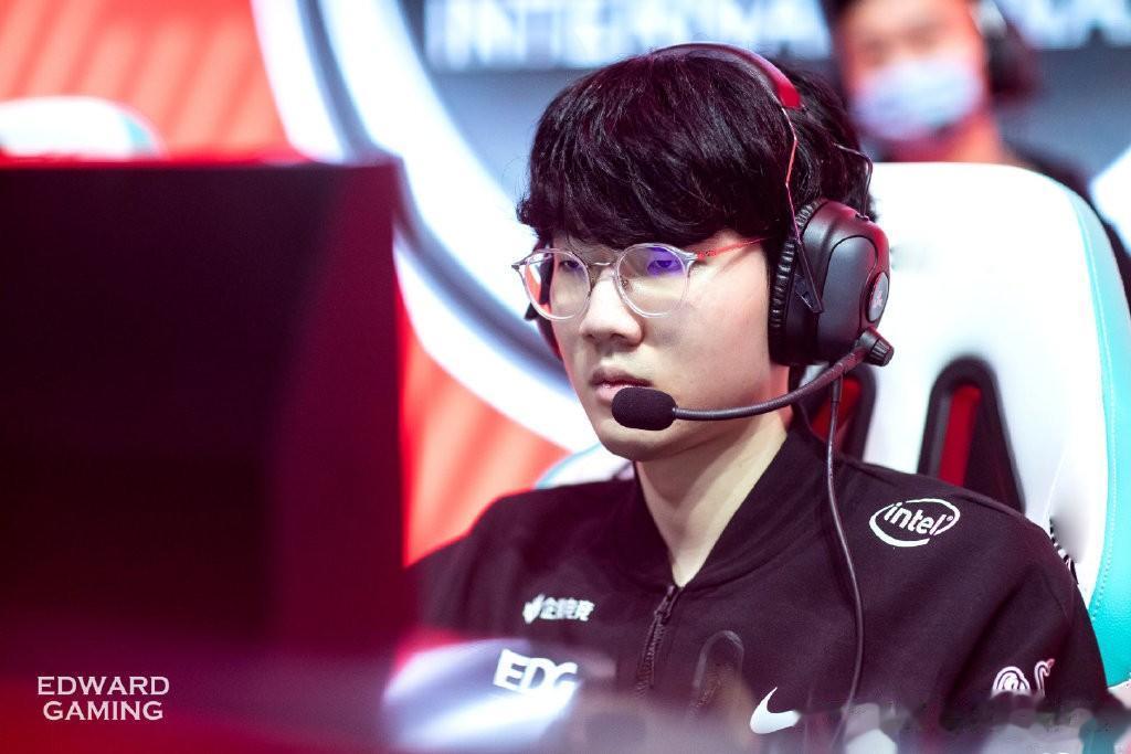 Viper现身EDG基地！粉丝狂欢！

Viper在14号下午突然现身EDG基地