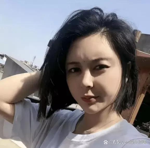 关之琳的模仿者，确实挺像关之琳的，但总感觉还是差了点什么，少了份纯真，缺了点自然