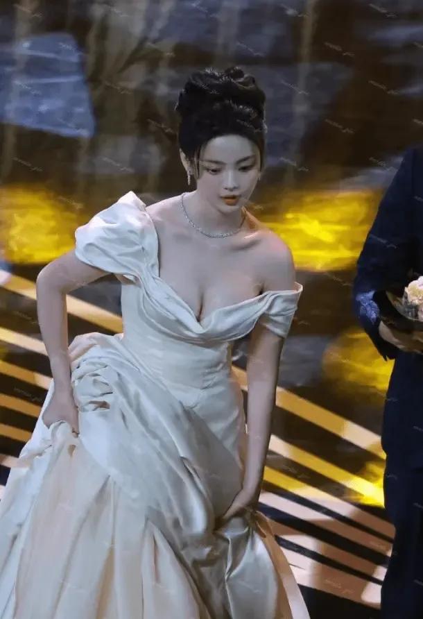 莫非，她这是也要走性感路线了吗？

万万没想到，我们的超越妹妹身材竟然会这么有料