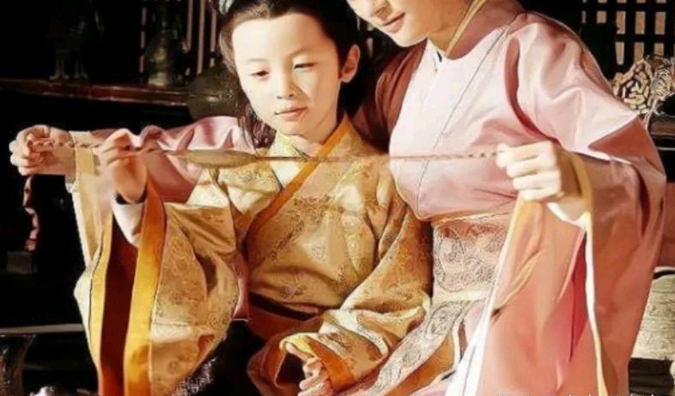 #历史那些事[超话]#1505年6月，36岁的朱佑憆躺在龙床上，奄奄一息！他想起