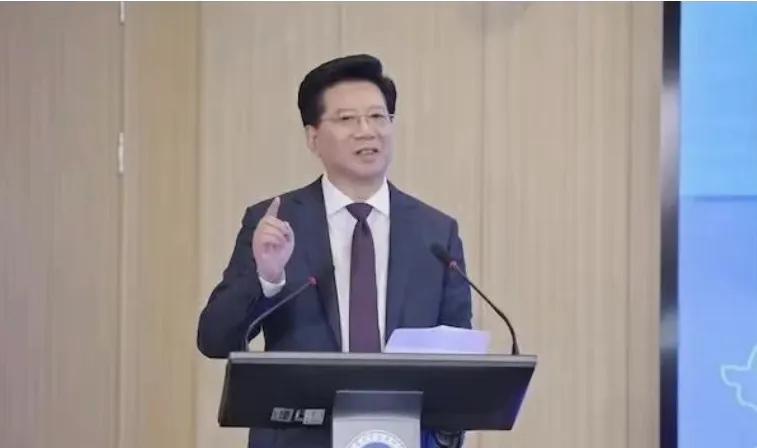 上海市教委副主任：理科课程落后世界70年，大量内容是200年以前的知识。在近日举