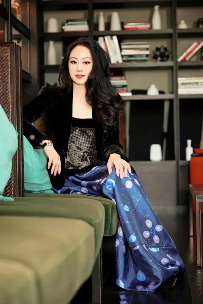 章小蕙，虽备受争议但活出了自我，经历的两次失败婚姻，自己创业依然风光无限。

虽