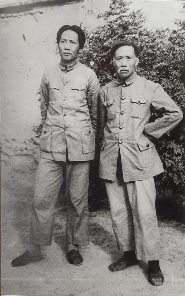1936年，毛主席和青年时代的老师徐特立在延安。
1914-1918年间，毛主席