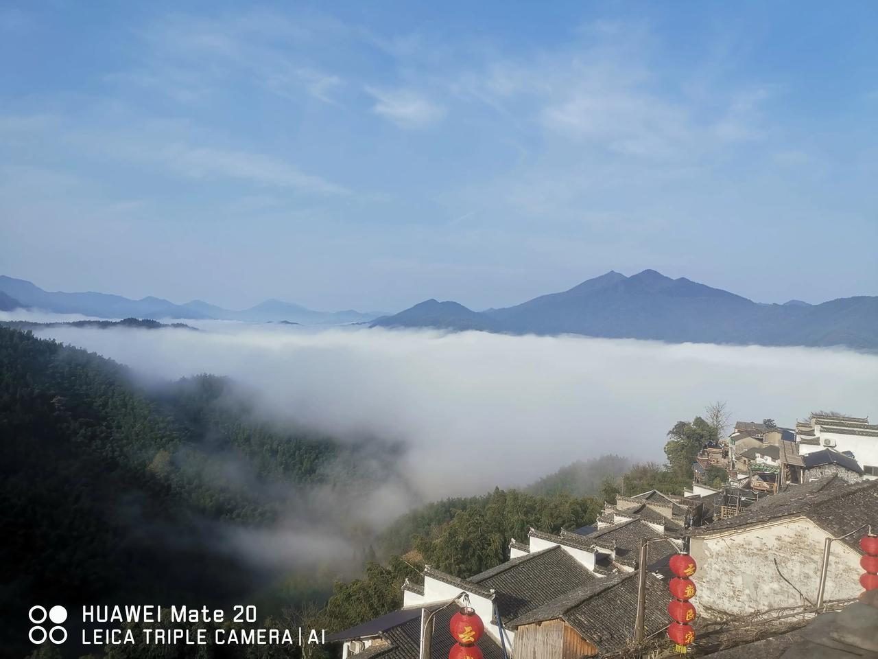 白云簇拥着小小古村落一一木梨硔。
昨天清晨，在“皖南最美的高山村落”木梨硔，云海