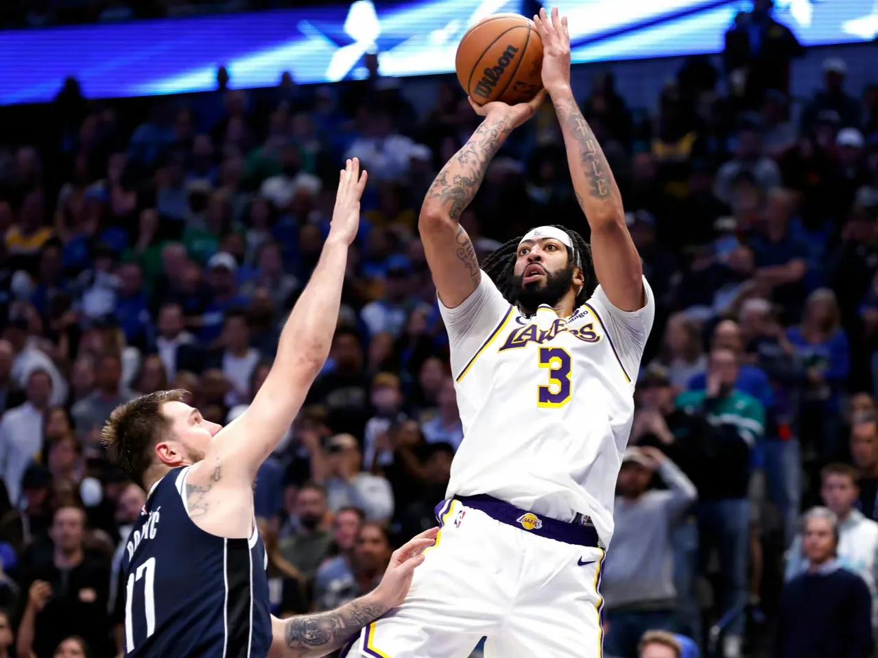 湖人27分逆转 没浓眉是真不行

NBA常规赛，湖人战胜独行侠，比赛中湖人一度落