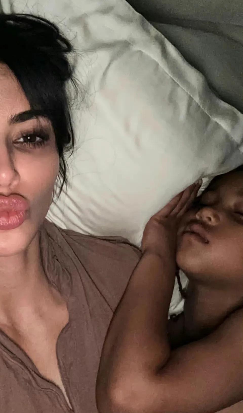 金·卡戴珊搂儿子圣西睡觉无情被捶！

金姐真是搞笑，前一秒我儿子真的好可爱他真的