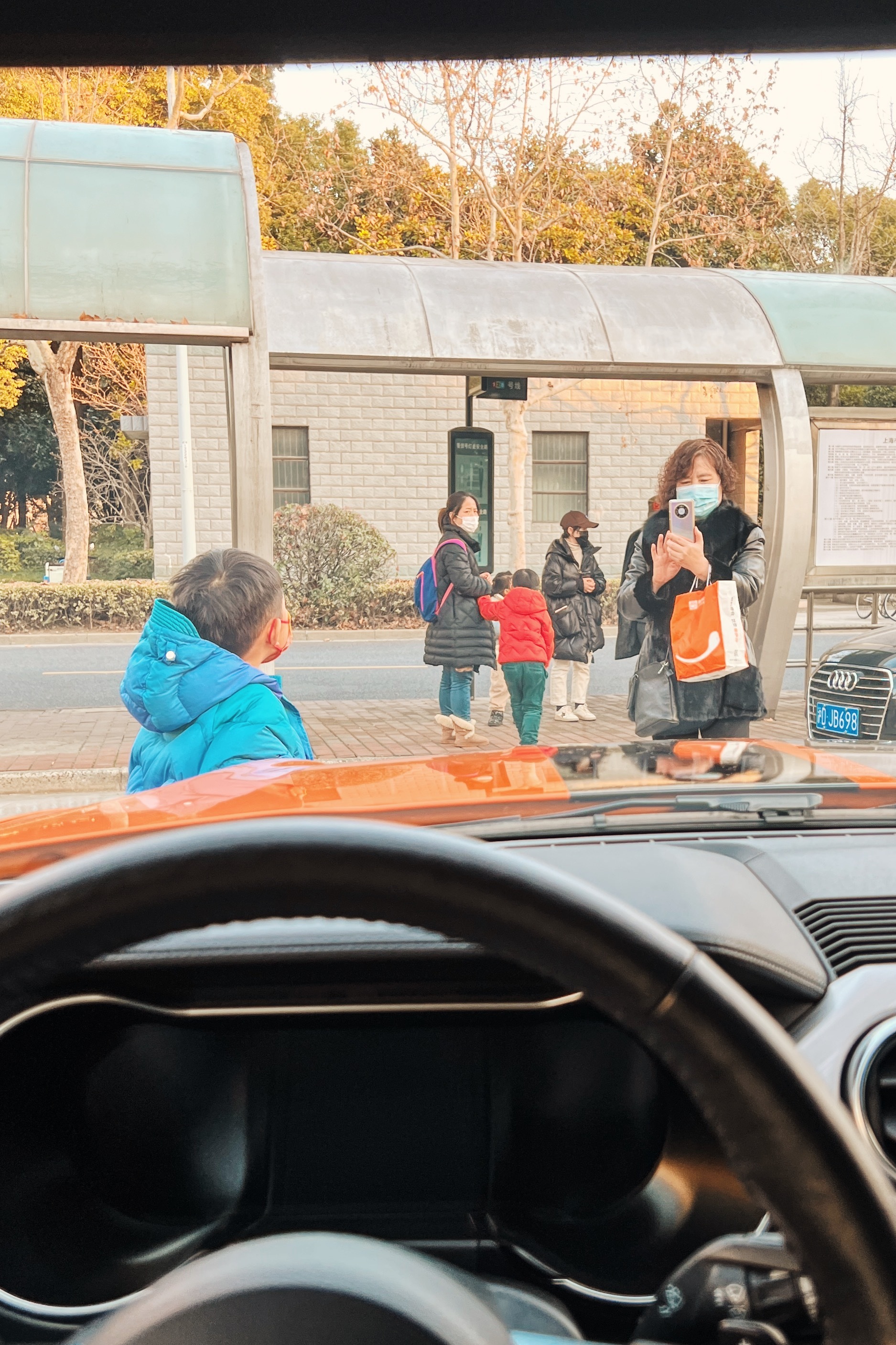 今日份治愈～一个小男孩在车前合影📷在车里悄悄记录一下“没有一个小男孩的梦想是长