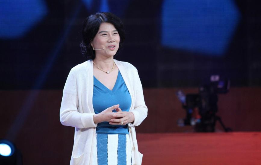 董明珠两会将再建议提高个税起征点到 1 万元，让工薪阶层得到实惠，敢于消费。
坦