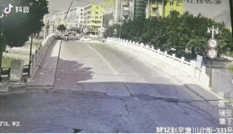 温州特斯拉狂飙至一死一伤事故，整个过程车速非常快，感觉不能用快形容了，用“恐怖”