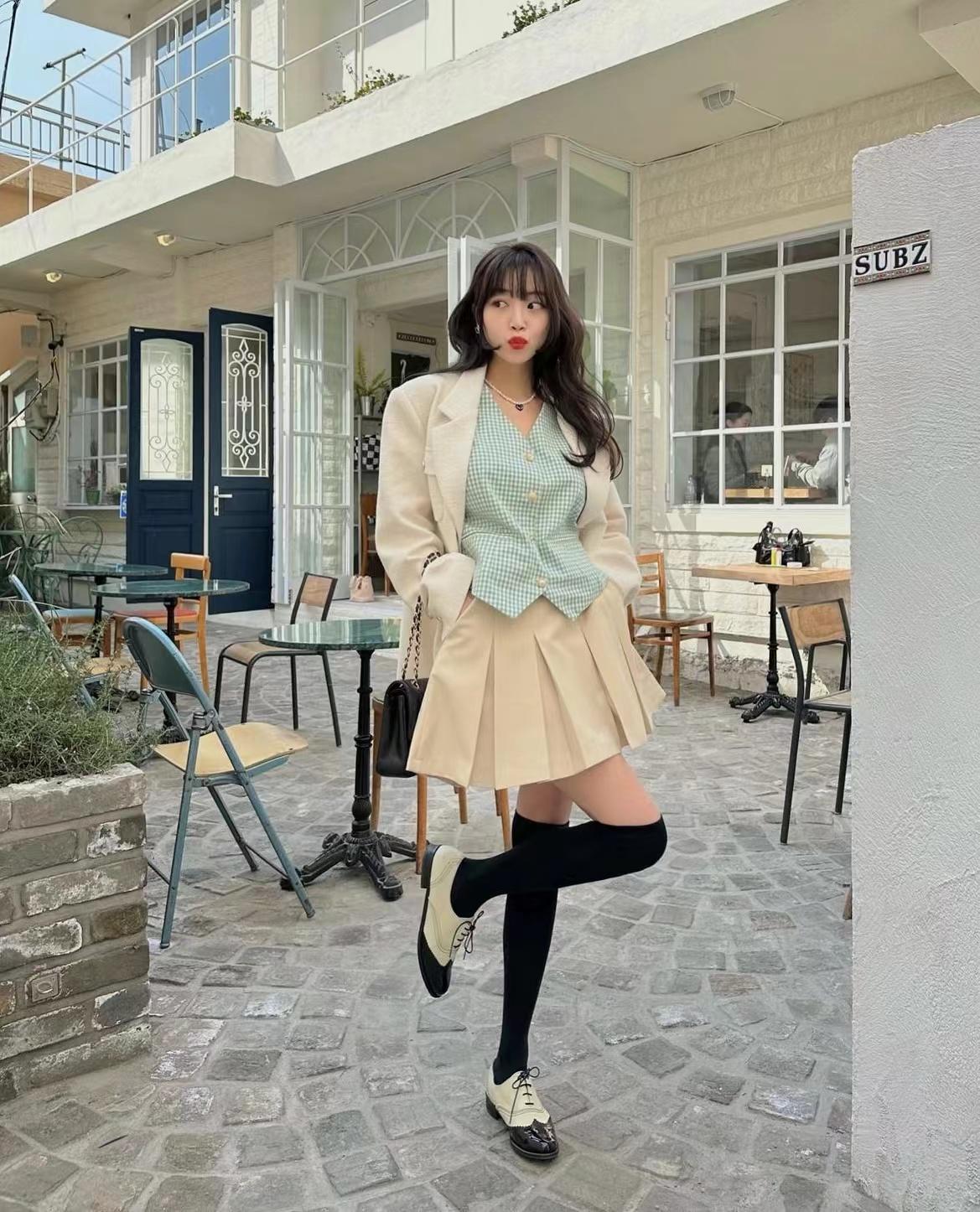 春季穿搭应该是充满温柔的~
☆ins风穿搭，色彩搭配很重要，上下身选择邻近色更容