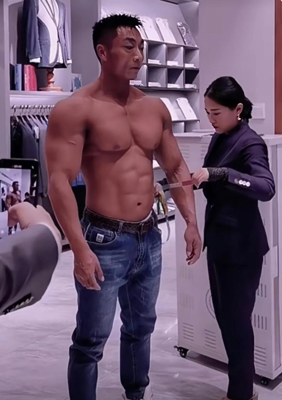 网上流传的一个健身猛男订做衣服的情景，感觉这个猛男是20岁的身材，60岁的脸。
