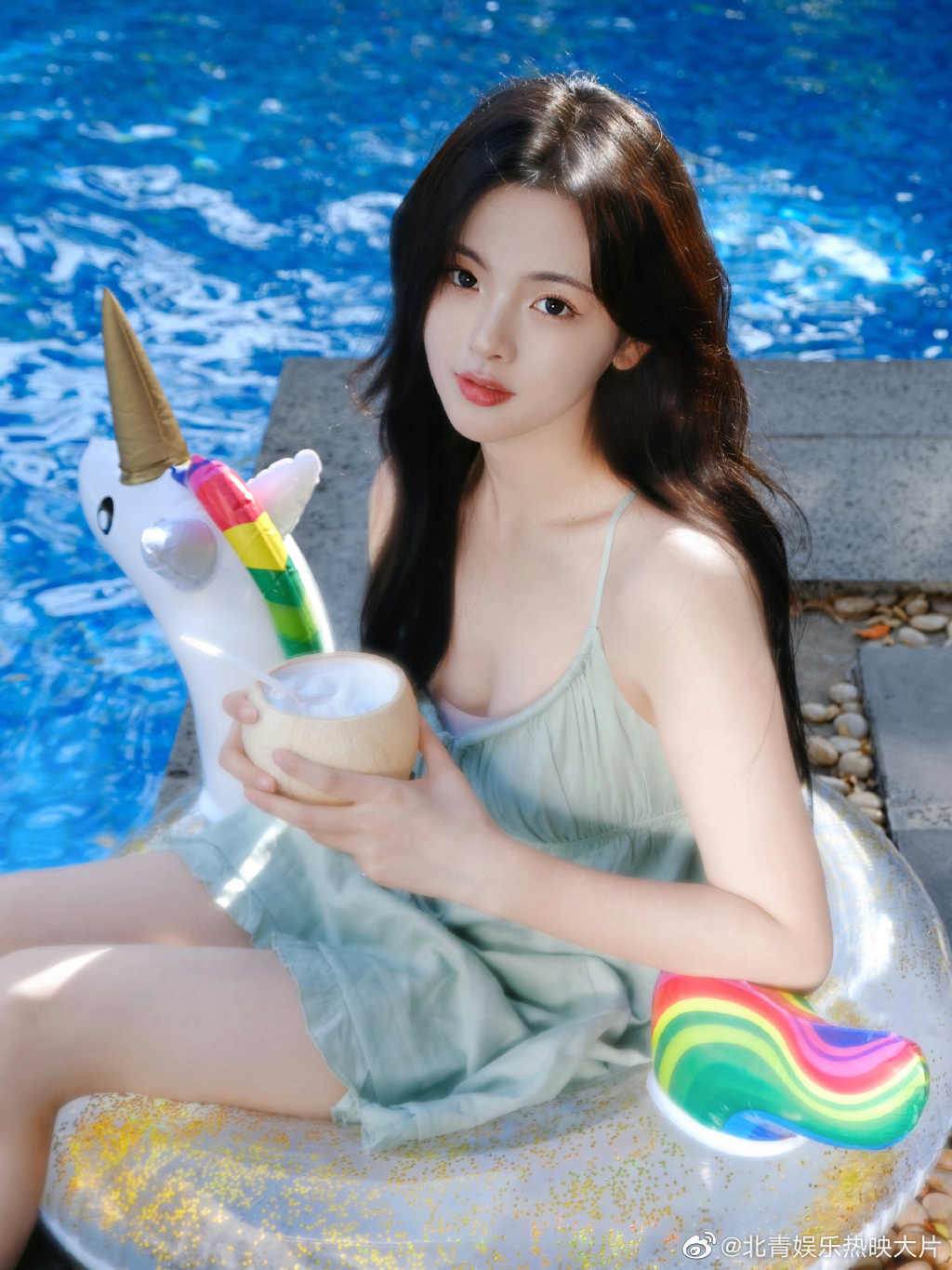 #杨超越泳池大片#这组泳池大片也太美了吧！氛围感一整个拉满了呀~[憧憬]不光是可