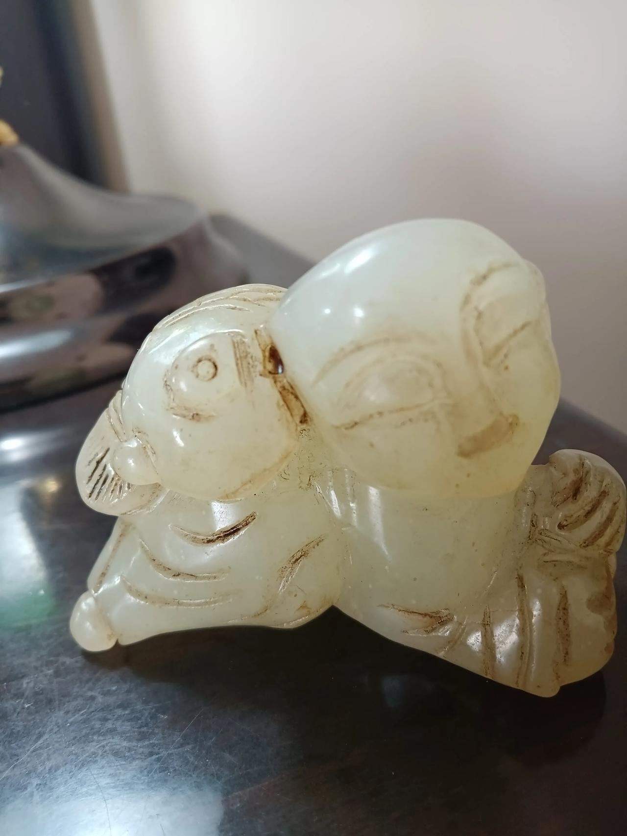 明清时期和田羊脂白玉雕刻童子纹路，鱼纹。寓意雕刻童子戏鱼。年年有余五谷丰登。家庭