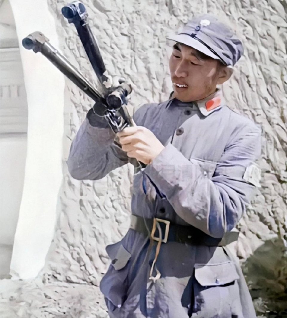 #历史那些事[超话]#1939年，八路军战士在邯郸香城伏击战中缴获部分战利品。其