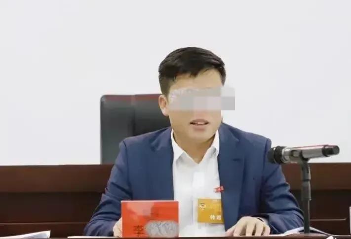 李秋平停职审查

李秋平涉嫌猥亵事件，继续“发酵”。

1、2月25日，李秋平辞