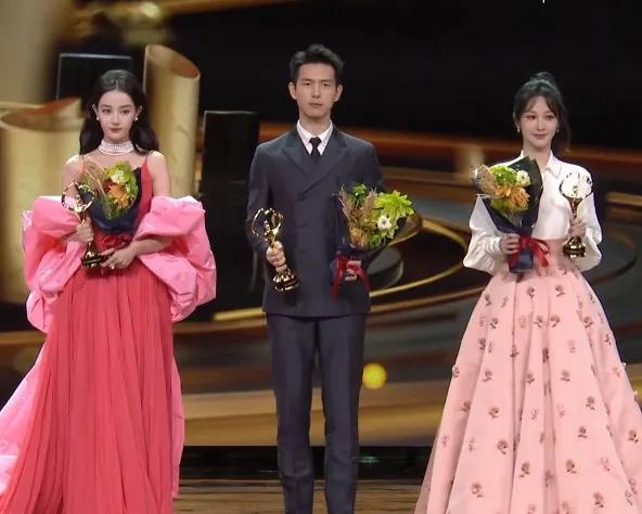 李现站中间瑟瑟发抖吧！90花杨紫、迪丽热巴同框名场面！