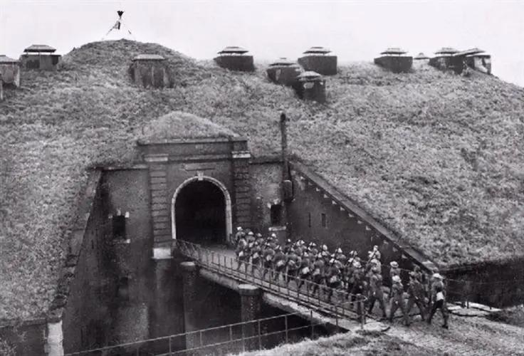 消极防御的思想很可怕，马奇诺防线把法军养废了！
1920年1月23日，法国陆军最