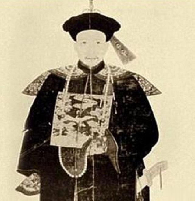 和珅相信大家都对他有所耳闻，民间曾经流传着这样的一句话“和珅跌倒了，嘉庆吃饱了”