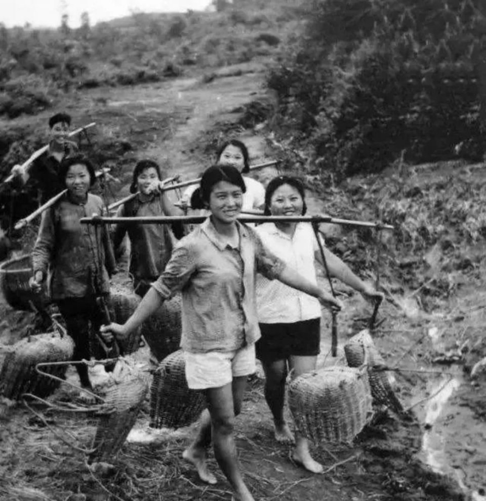 #历史那些事[超话]#母亲年轻时在生产队劳动。那时候经常有义务劳动，就连大队长也
