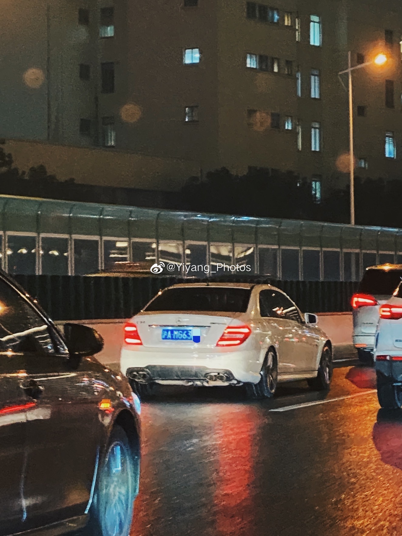 晚高峰路上见到的有意思的车牌，用心了，这个牌以后也只能换艾母鸡了  ​​​