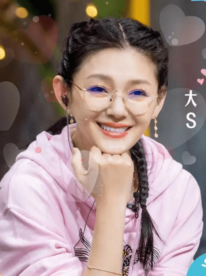应该有不少网友都看到了，具俊晔最近在美国西雅图举办了个人画展，给路人送自己和大S