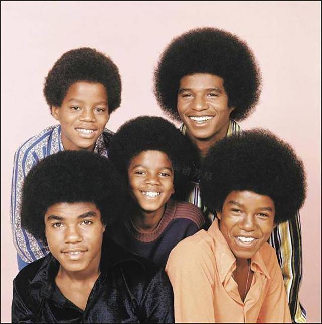 1965年，迈克尔·杰克逊与自己的四位兄弟组成了“Jackson five”组合