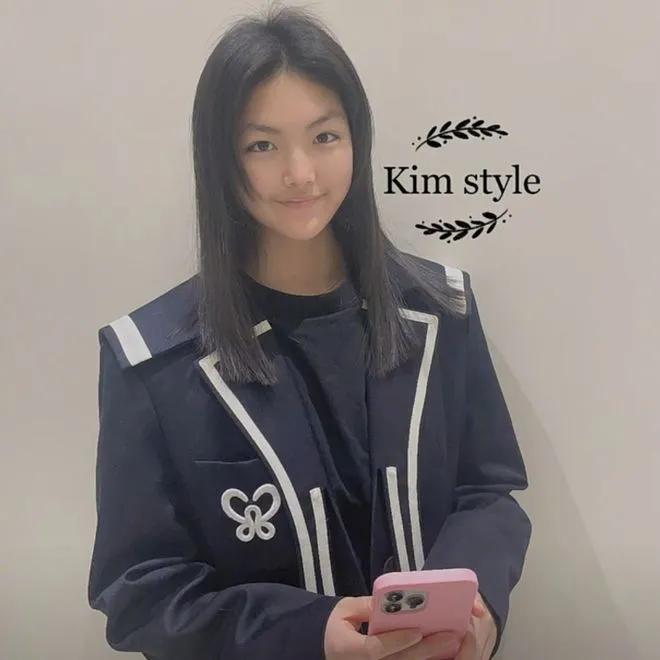 王岳伦陪女儿剪头发，李湘未现身！

4月2日，一位发型师在自己社交账号晒出一组王