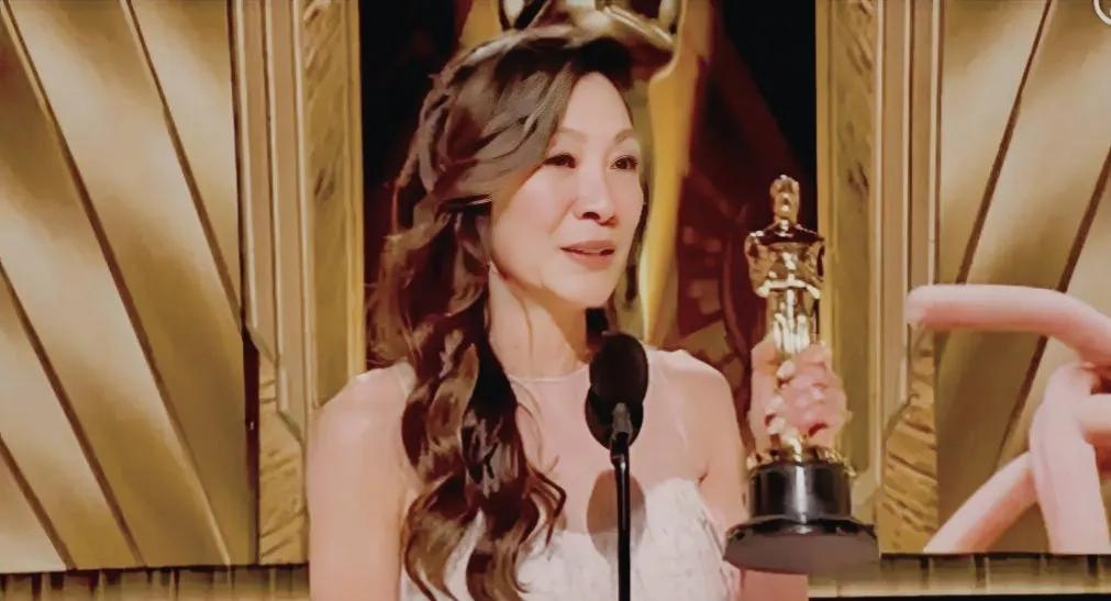 第95届奥斯卡金像奖颁奖礼在美国洛杉矶好莱坞举行。杨紫琼凭借《瞬息全宇宙》获最佳