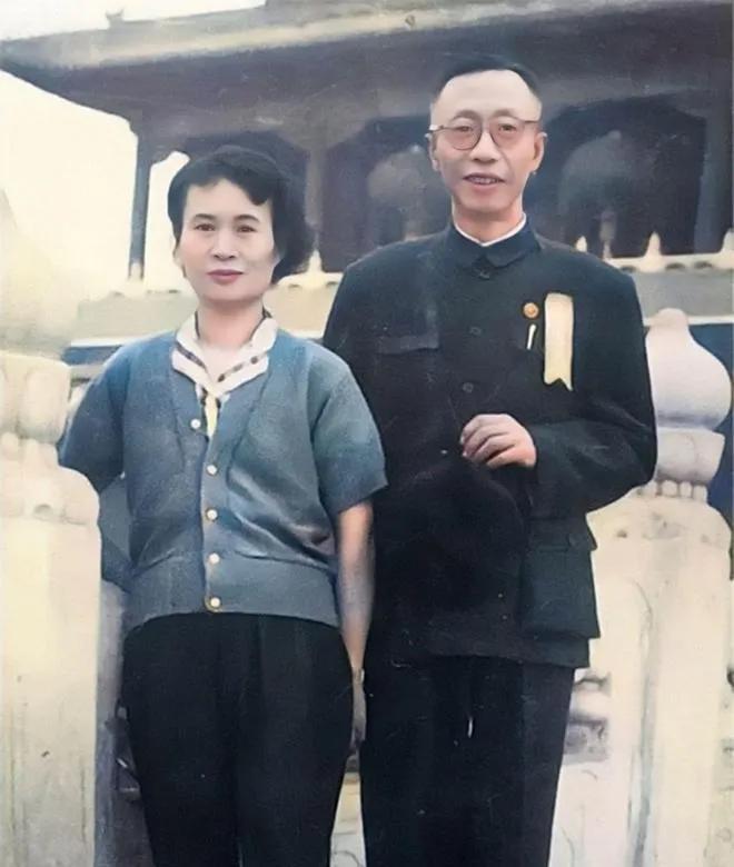 这是溥仪与李淑琴的结婚照，放眼中国历史上的几百个皇帝，也仅有溥仪一个人是领结婚的