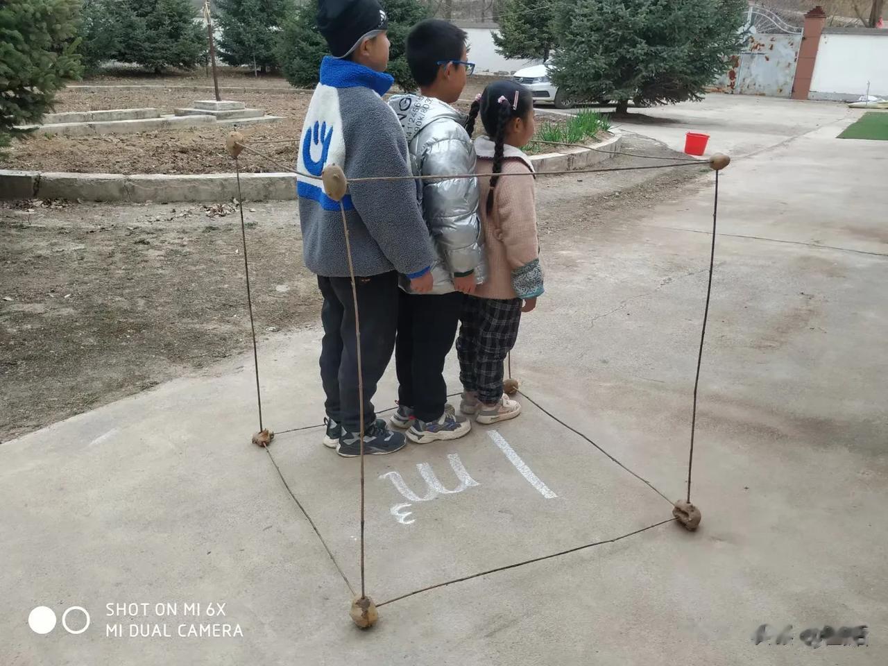 一立方米有多大，
我们村小学的老师用竹竿和洋芋做了个教具。