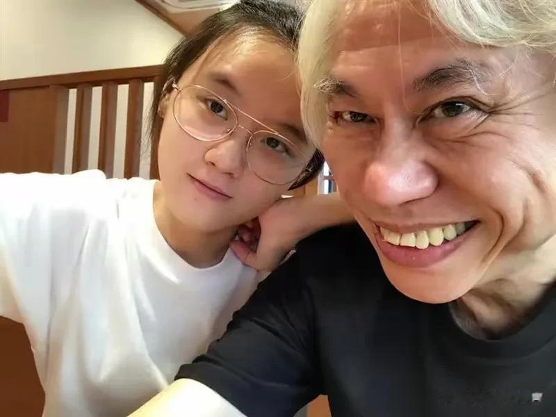26 岁就做孀妇，言语中不见半点后悔。他留千万遗产，也带走她十年青春。

17 