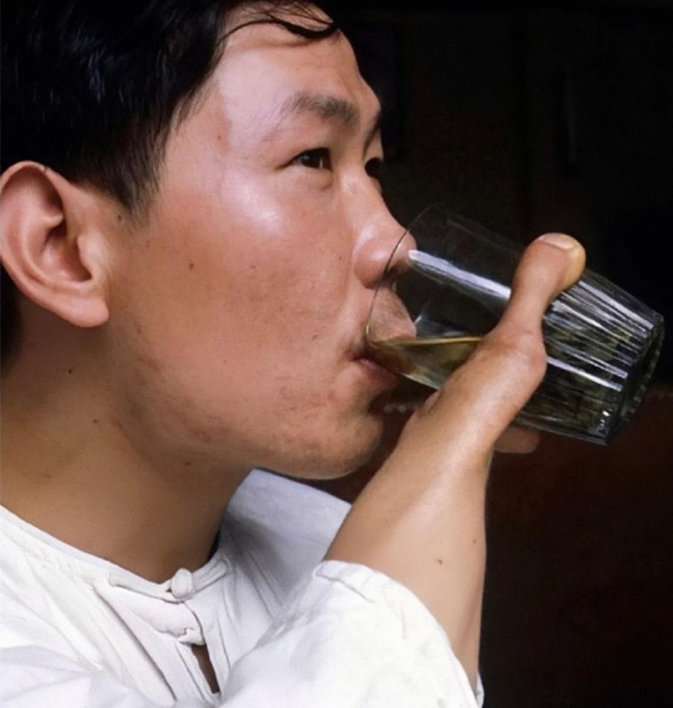 #历史那些事[超话]#上世纪70年代，上海一名男子叫高天壮。此时，他正拿着杯子，