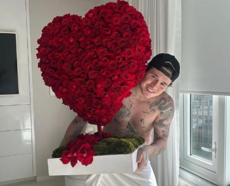 贝克汉姆一家的情人节，大布光膀子抱巨大玫瑰花
情人节是很多人向自己的伴侣表达爱的