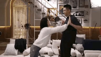 黄景瑜还是喜欢淡颜系美女，他在面对吴谨言李沁等美女时非常黏人，没有边界感。

在