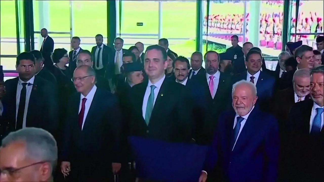 巴西总统卢拉抵达，中国开始访问，这标志着巴西重返全球南方的外交舞台，但也表明与困