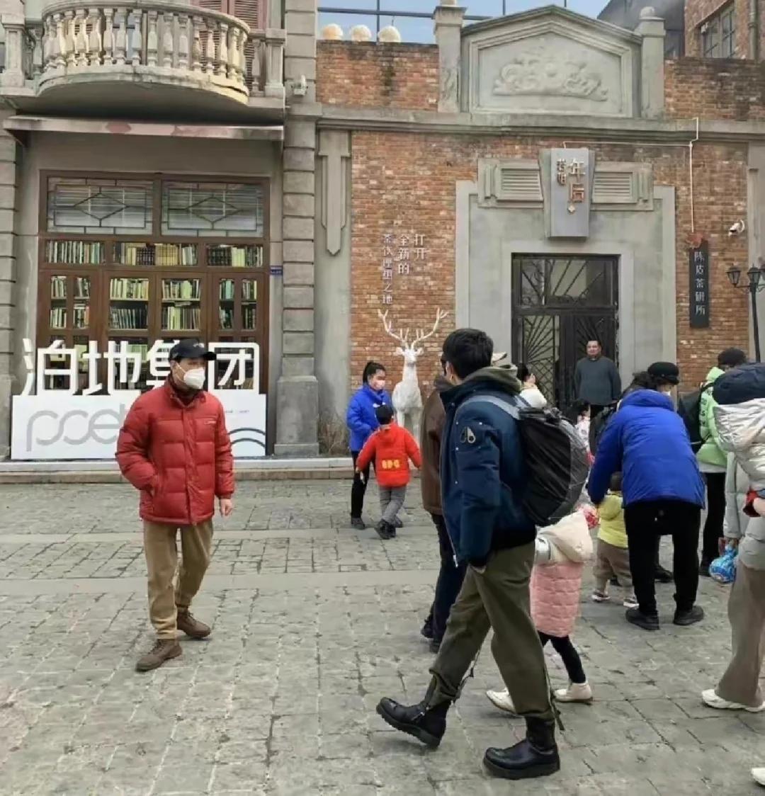 撒贝宁携一家四口现身武汉，穿马