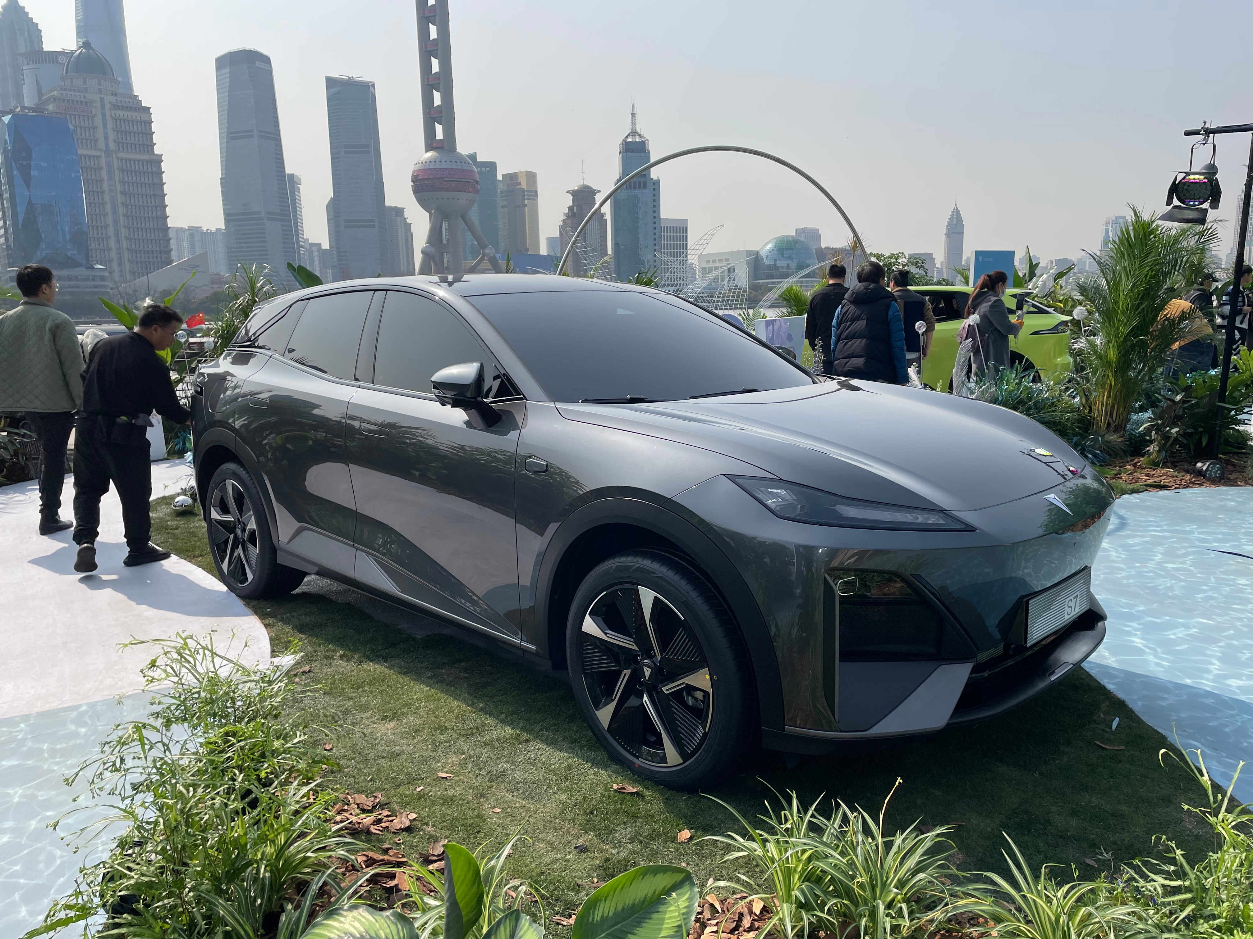 长安深蓝S7，中型SUV，提供增程式混动以及纯电动版。外观延续了深蓝SL03上的