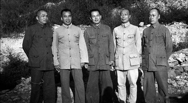 1944年在延安，从左至右分别为：彭德怀、朱德、叶剑英、聂荣臻、陈毅，新中国五大