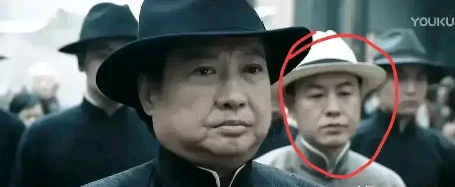 洪金宝这个保镖好眼熟！
竟然是高启强！
网友真是厉害，这都能翻出来，不当福尔摩斯