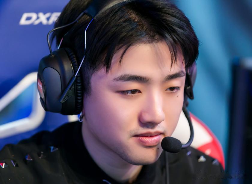 icon直播回应：夏季赛不复出，明年看看能不能复出！
icon最近在直播中被粉丝