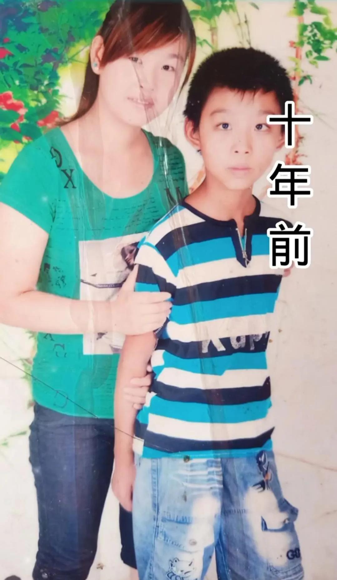 一对小姐弟相隔十年的两张合影，10年过去，弟弟长成了帅气的小伙子，姐姐也成了一个