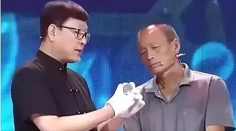 “这是我的传家宝，凭什么交给国家！”2018年，甘肃一老农翻修祖宅，竟挖出一箱子