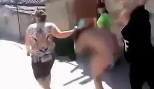 女人何苦为难女人！原配拖小三到大街上，将小三的衣服扒掉，小三一丝不挂遭暴打，原配
