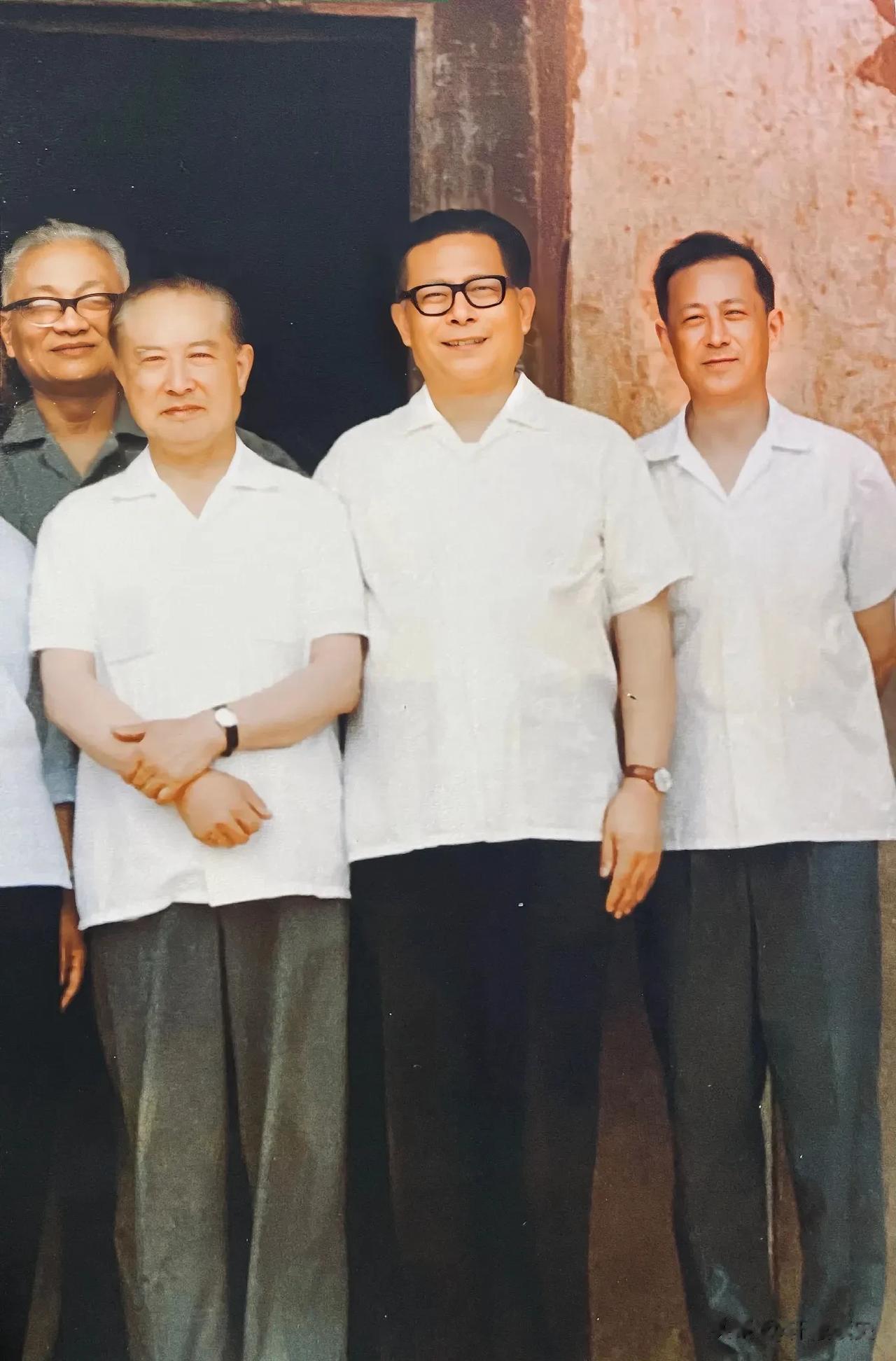 1980年，时年54岁的江泽民同志与时任上海市长、时年65岁的汪道涵（江主席右）