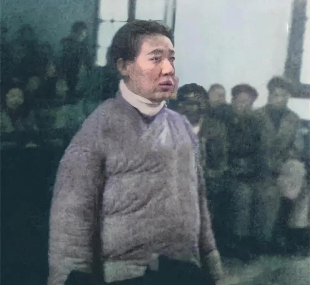 1947年法庭审判“川岛芳子”的现场，和很多人想象中的并不一样，川岛芳子的穿着打
