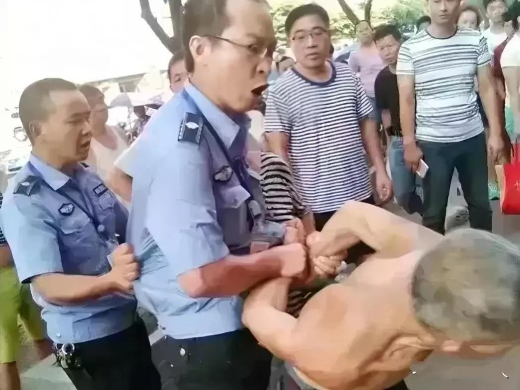 这张照片令人震惊！一位上了年纪的老人被制服人员反背双手擒拿，照片中的制服男也赞叹