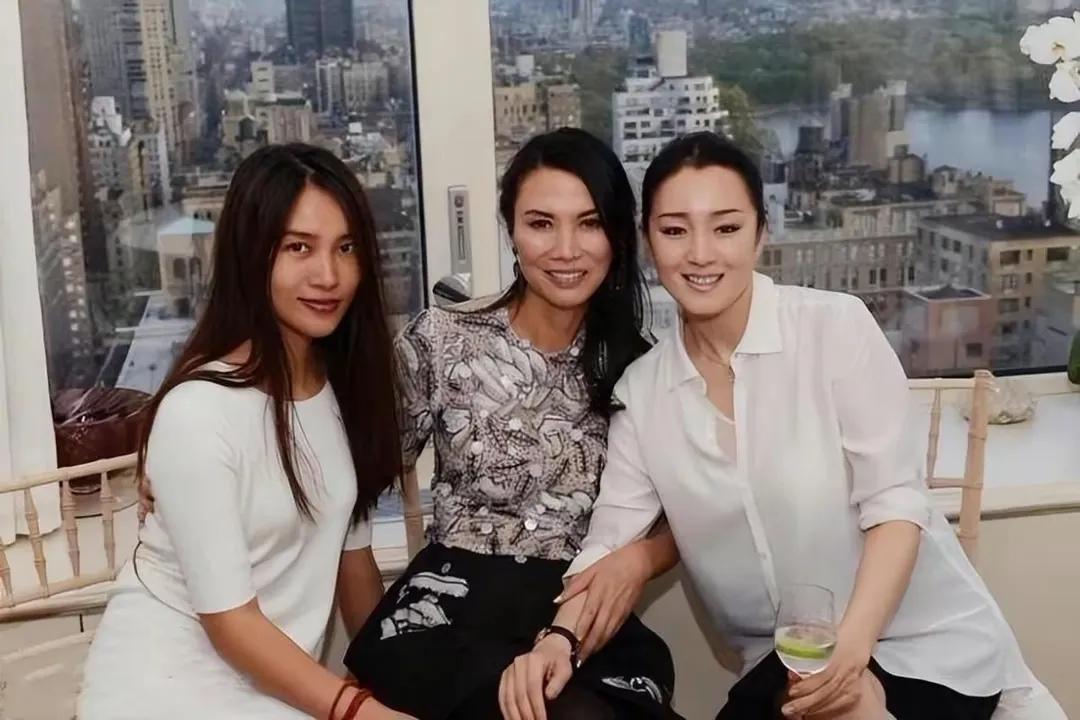 或许邓文迪年轻时想都不敢想，有一天她能和巩俐同框，而且还是C位。

邓文迪和巩俐