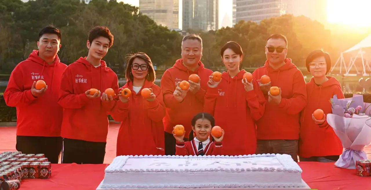 张小斐晒出电视剧《好事成双》的杀青照，剧组的演员都穿红色卫衣，看起来特别喜庆。
