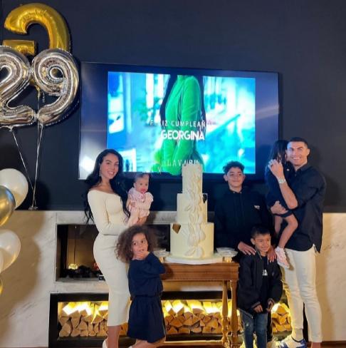 c罗晒全家福，为妻子乔治娜庆生
